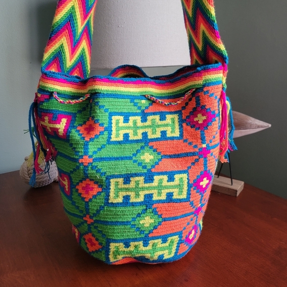 Wayuu Handmade Columbian Bucket Bag Multicolor - Picture 5 of 13